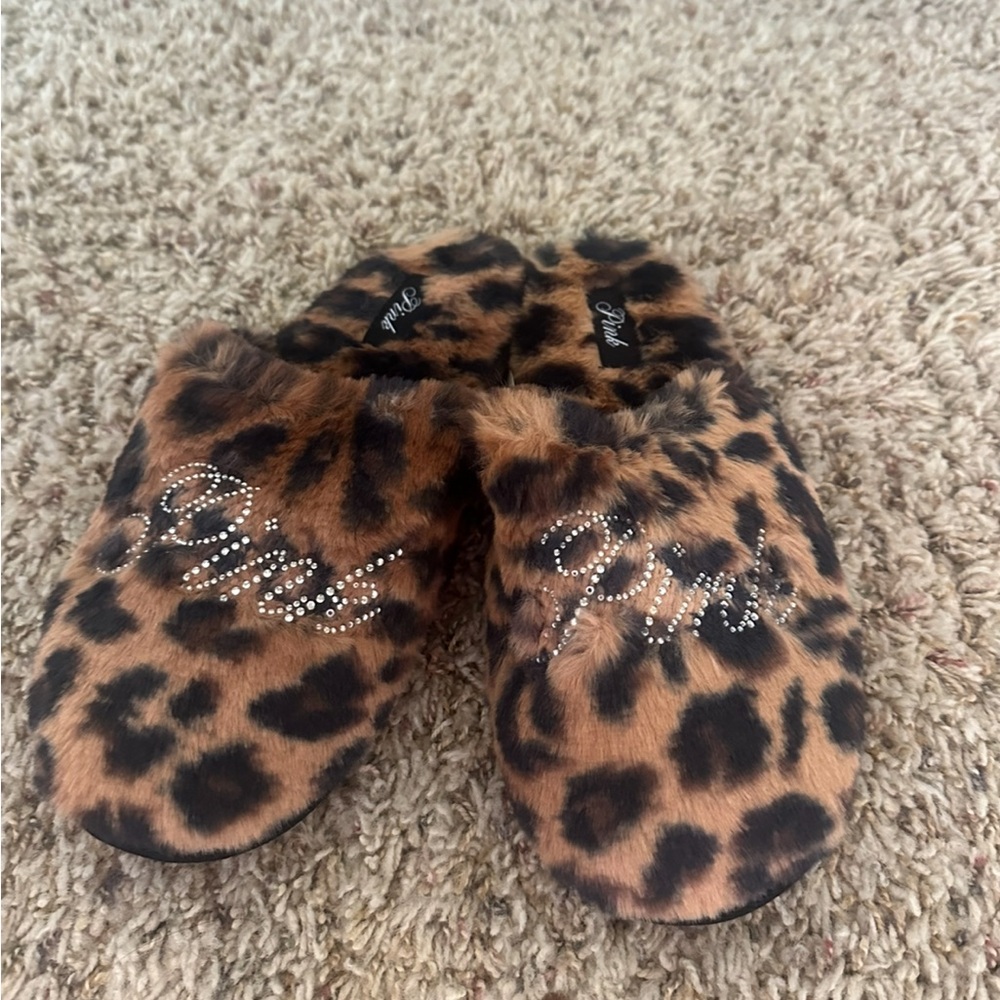 Leopard Print Faux Fur Slippers size medium 🖤🤎